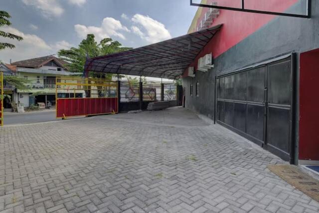 Super Oyo Capital O 3198 Sukomanunggal Inn Surabaya Exterior foto
